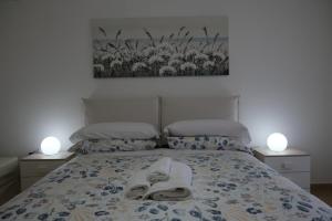 um quarto com uma cama com toalhas em Villa Salvius Pompei em Pompeia