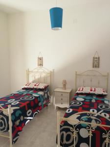 dos camas sentadas una al lado de la otra en un dormitorio en Ninnihouses, en Maruggio