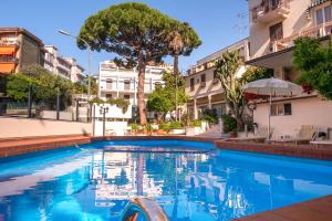 Bazén v ubytování Coccodrillo Hotel & Apartments nebo v jeho okolí