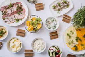 una tavola con piatti di alimenti e ciotole di alimenti diversi di Moon Garden a Vilnius