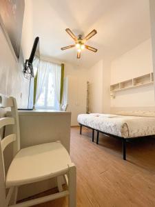 ローマにあるB&B Mazziniのベッドルーム1室(ベッド2台、シーリングファン付)