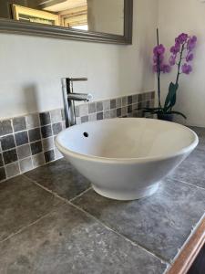 a white bath tub in a bathroom with a mirror at Maison de Charme dans Domaine 17ème in Tarascon