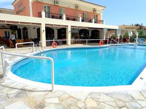 Bazén v ubytování Maltezos Hotel nebo v jeho okolí