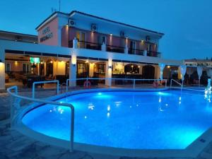 Bazén v ubytování Maltezos Hotel nebo v jeho okolí