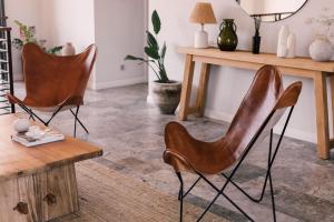 two chairs and a table in a living room at Teruar Urla in Urla
