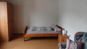 um pequeno quarto com uma cama e um sofá em Ferienwohnung Linde - Marburg Biedenkopf mit 5 Zimmer und Balkon em Frechenhausen