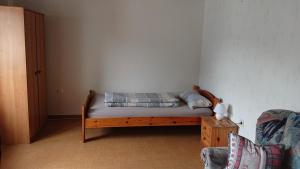 1 dormitorio pequeño con 1 cama y 1 sofá en Ferienwohnung Linde - Marburg Biedenkopf mit 5 Zimmer und Balkon, en Frechenhausen