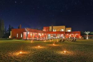 un edificio con luces delante de él por la noche en DAR NOUJOUM en Marrakech