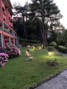 a yard with chairs and flowers next to a building at Loggia Portofino in Rapallo