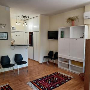 Il comprend un salon avec deux chaises et une cuisine. dans l'établissement Loggia Portofino, à Rapallo