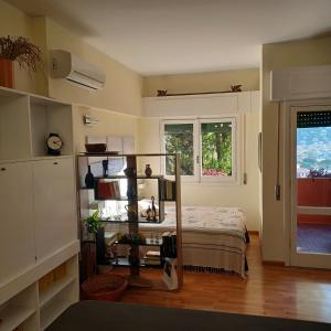 - une chambre avec un lit et une étagère dans l'établissement Loggia Portofino, à Rapallo