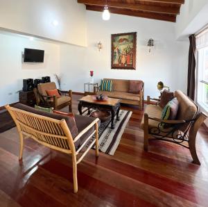 sala de estar con sofás y mesa en Apartamento La Cusqueñita, en Cusco