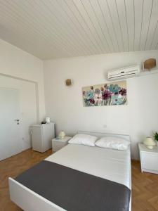 1 dormitorio con cama blanca y techo blanco en Room for Two en Baška Voda