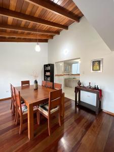 comedor con mesa de madera y sillas en Apartamento La Cusqueñita, en Cusco