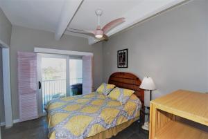 een slaapkamer met een bed en een plafondventilator bij Aquarius Condo unit 207 condo in South Padre Island +26 foto's
