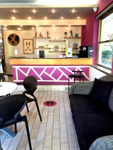 - un bar dans un restaurant avec un canapé et des tables dans l'établissement Hotel del Falco, à Cervia