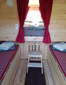 Postel nebo postele na pokoji v ubytování Schlaffass und Hütte mit Teich