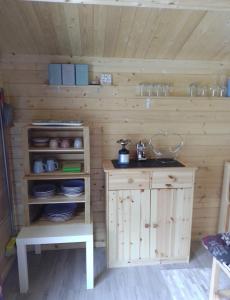 Ett kök eller pentry på Schlaffass und Hütte mit Teich