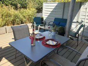 a blue table and chairs on a patio at Bord Verdon T2 Maisonnette 35m2 Climatisation - Terrasse 25m2-classé 3étoiles in Gréoux-les-Bains