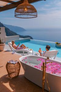 法拉雅的住宿－里斯亞酒店，一群人在游泳池边坐在椅子上