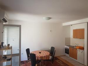 a kitchen with a table and chairs in a room at Kragić apartman in Soko Banja