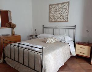 1 dormitorio con 1 cama y una foto en la pared en al Vicolo Torlonia, en Tívoli