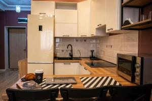 Køkken eller tekøkken på Terra Cotta Apartment in Aktau