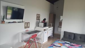 Sitio Aconchego Verde Guararema的厨房或小厨房