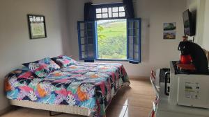 Sitio Aconchego Verde Guararema客房内的一张或多张床位