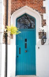 樸次茅斯的住宿－The green house，建筑上一扇蓝色的门,有砖墙