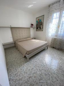 una camera con un grande letto di Casa Antonella a Porto Azzurro
