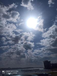 ミコワイキにあるApartament Wikiの雲の青空の太陽