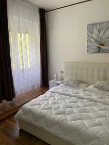 Postel nebo postele na pokoji v ubytování Albergo al lago