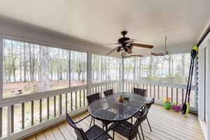 ein Esszimmer mit einem Tisch und Stühlen auf dem Balkon in der Unterkunft Nature's Point in Lake Murray Shores