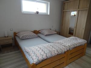 2 camas individuales en un dormitorio con ventana en Apartmán Karovi en Deštné v Orlických horách