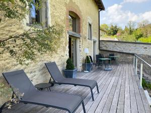 Ein Balkon oder eine Terrasse in der Unterkunft Clos de Mont July, architecture XVIIIe au cœur de la nature
