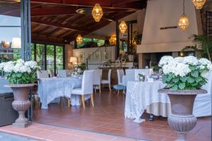 Reštaurácia alebo iné gastronomické zariadenie v ubytovaní L'Olivo Country Resort & SPA