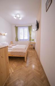 sypialnia z łóżkiem, biurkiem i oknem w obiekcie Rókabérc Vadászház Hotel w mieście Erdőbénye +37 zdjęć