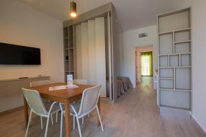 una sala da pranzo con tavolo, sedie e TV di SeaPark SPA Resort a Giulianova