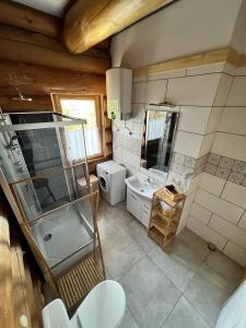 Kúpeľňa v ubytovaní Jedlina - naturalny dom z bali jodłowych