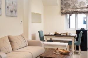un soggiorno con divano e tavolo di Mironia Apartment a Heraklion