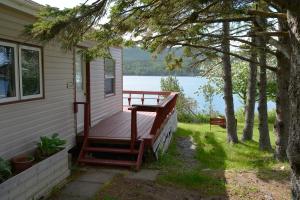 Big Bras d'OrにあるMountain Vista Seaside Cottagesの水の見える家のポーチ