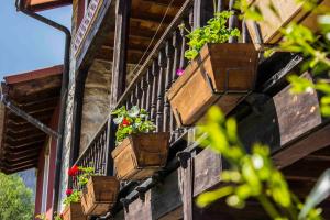 uma varanda com caixas de flores ao lado de um edifício em Casa del Tesoro em Triongo