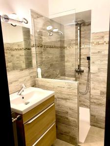 Ένα μπάνιο στο Appartement terrasse vue lac