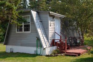 Big Bras d'OrにあるMountain Vista Seaside Cottagesのホース付家
