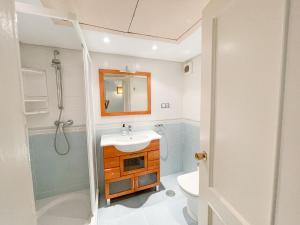 Kúpeľňa v ubytovaní SEAFRONT Apartment with Direct Access to the BEACH