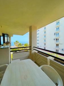 Balkón alebo terasa v ubytovaní SEAFRONT Apartment with Direct Access to the BEACH