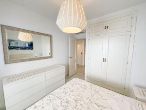 Posteľ alebo postele v izbe v ubytovaní SEAFRONT Apartment with Direct Access to the BEACH