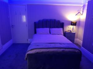 Tempat tidur dalam kamar di Highfields Living
