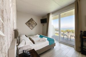 una camera con letto e vista sull'oceano di Vision Hotel a Peschiera del Garda